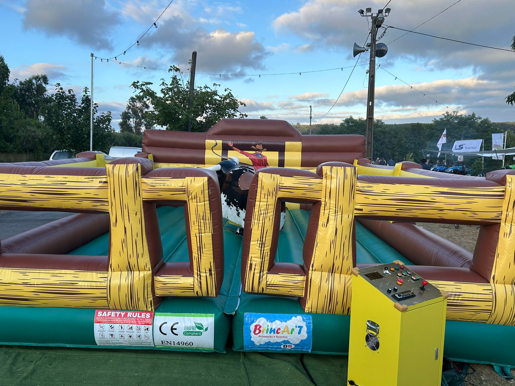 Touro Mecânico Insuflável